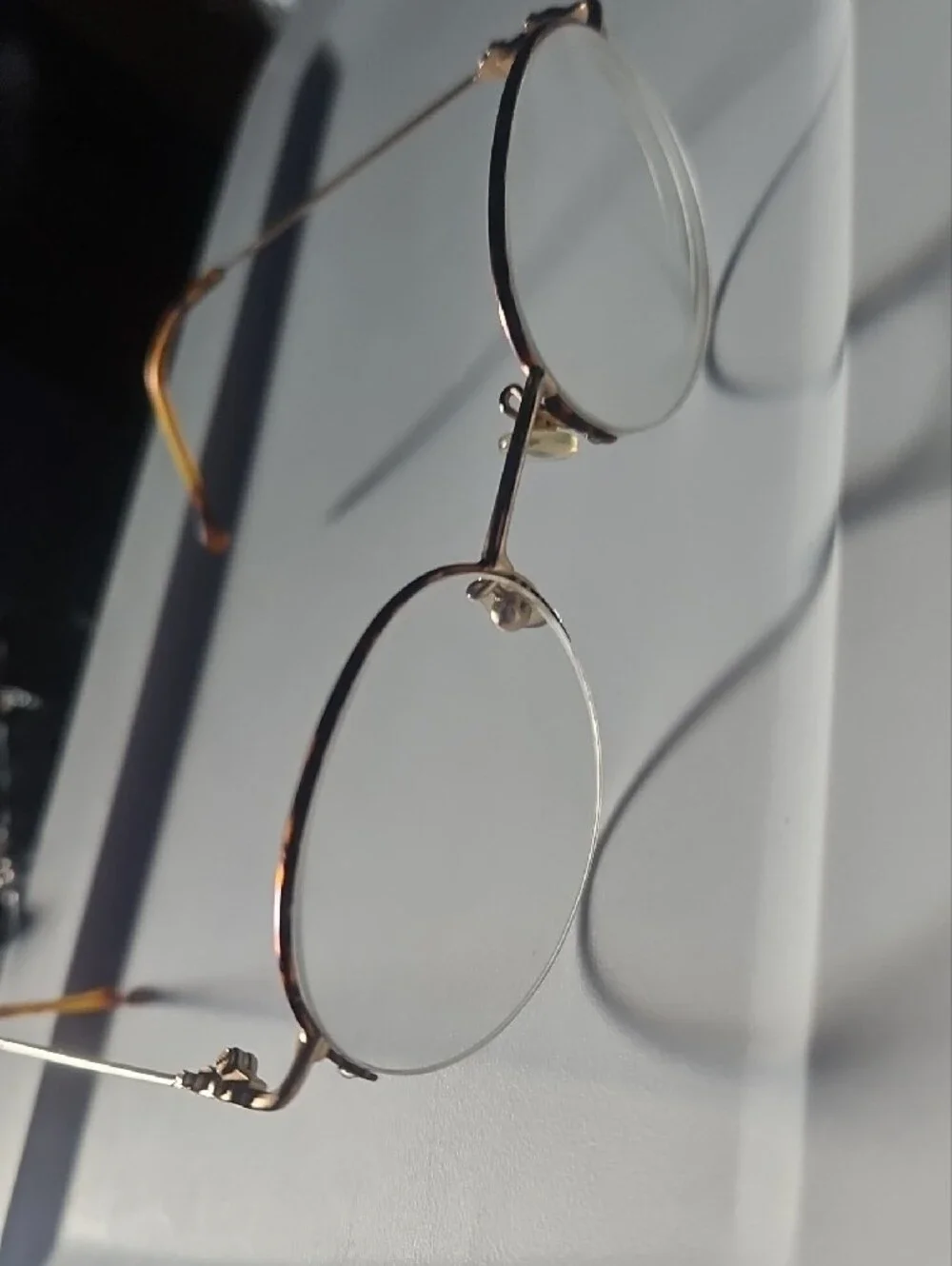Gucci Round Rim in Gold and Black